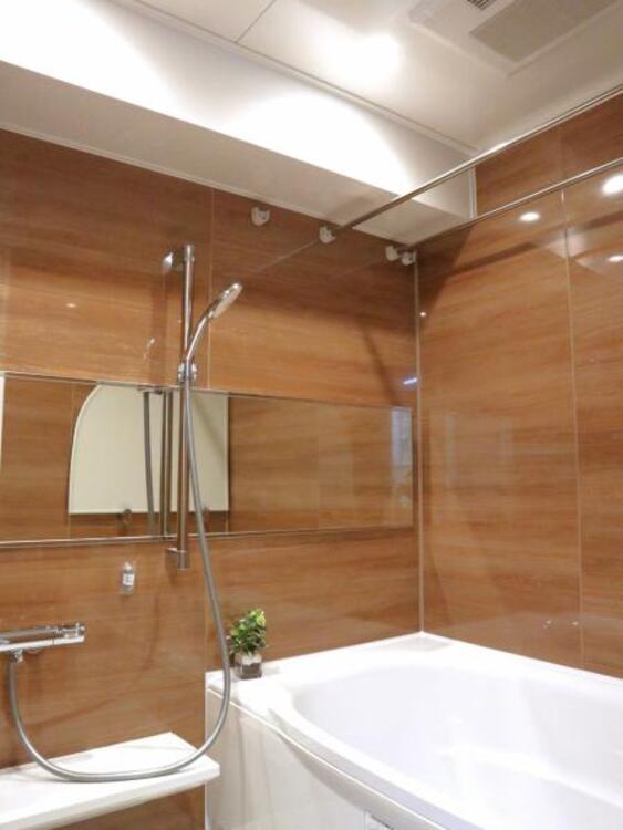 風呂 浴室乾燥機付きで雨の日の洗濯も可能です。汚れが付き辛くお掃除が楽な仕様となっております。