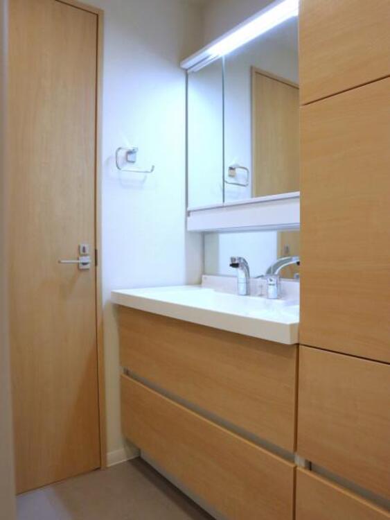 洗面 三面鏡の裏は機能的な収納を配置。コンセントも付いているため電動シェーバーや電動歯ブラシも収納できます。