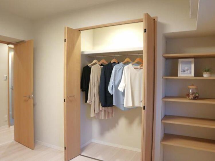 収納 大きなクローゼット。お子様のオモチャはもちろん、パパのスーツやママのバッグまでたっぷり収納できそうですね。