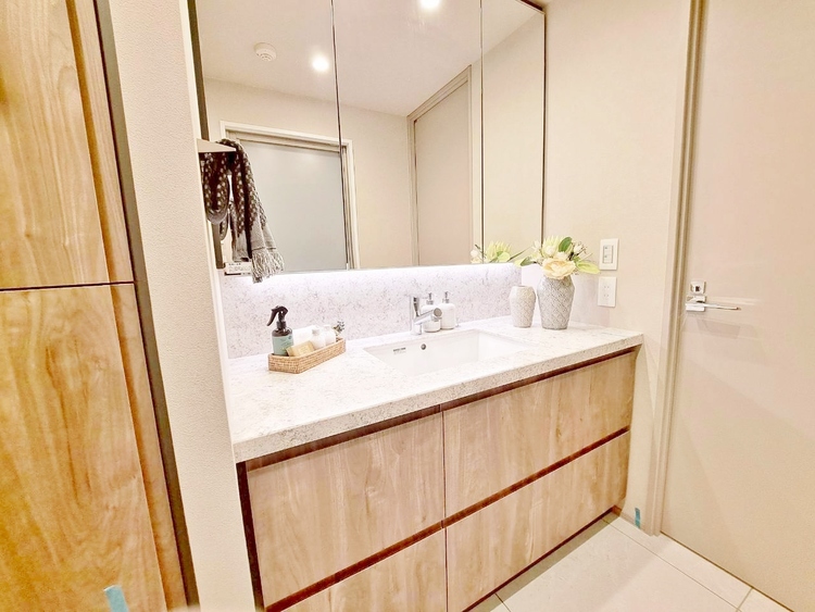 その他 清潔感を感じられる洗面化粧台。