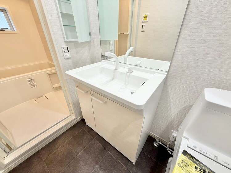 その他 清潔感を感じられる洗面化粧台。