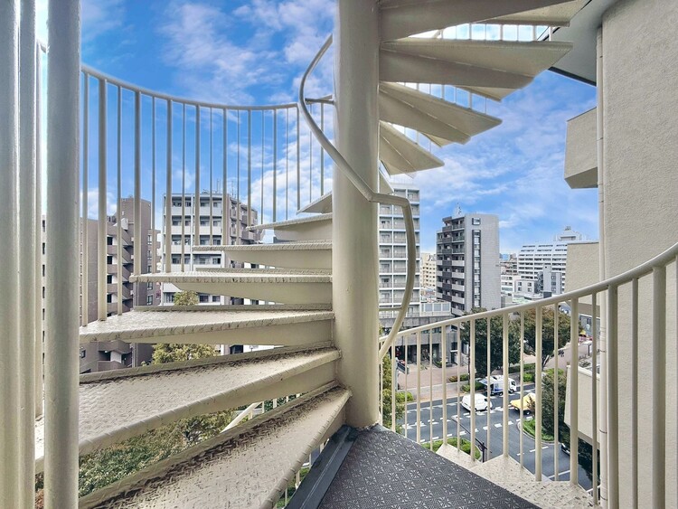 その他 共用部の階段です。明るく清潔に管理されています。