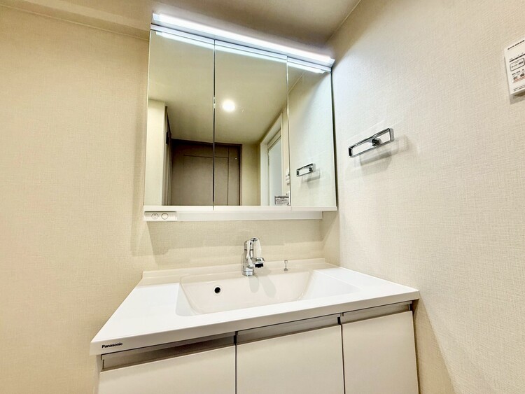 その他 清潔感を感じられる洗面化粧台。