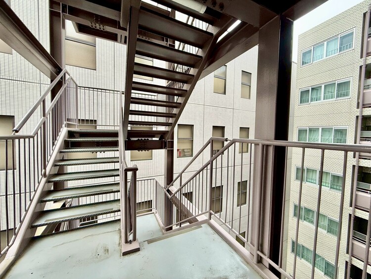 その他 共用部の階段です。明るく清潔に管理されています。