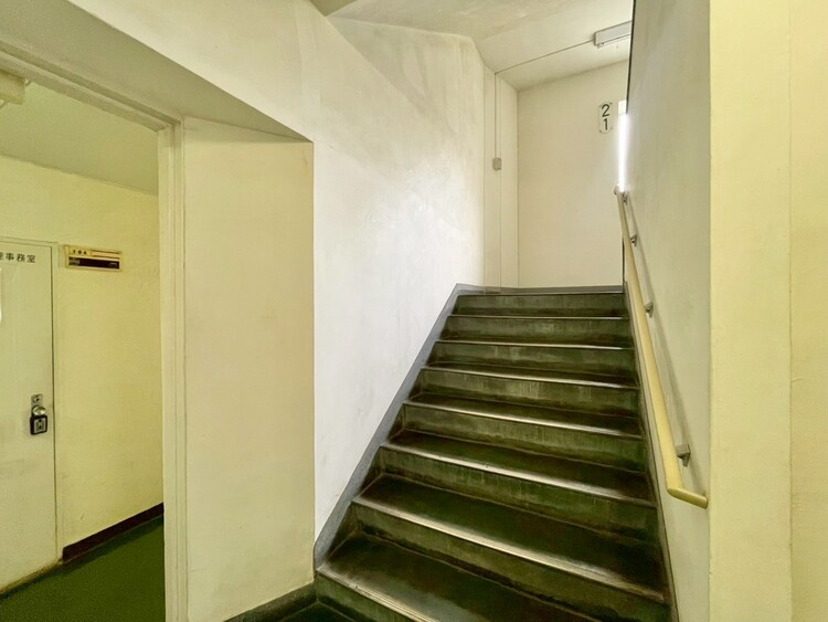 その他 共用部の階段です。明るく清潔に管理されています。