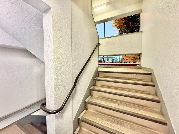 その他 共用部の階段です。明るく清潔に管理されています。