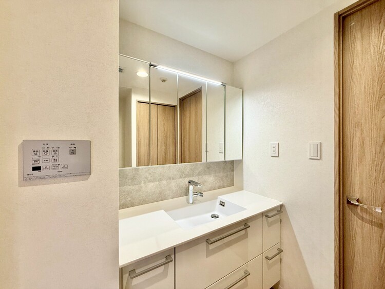 その他 清潔感を感じられる洗面化粧台。