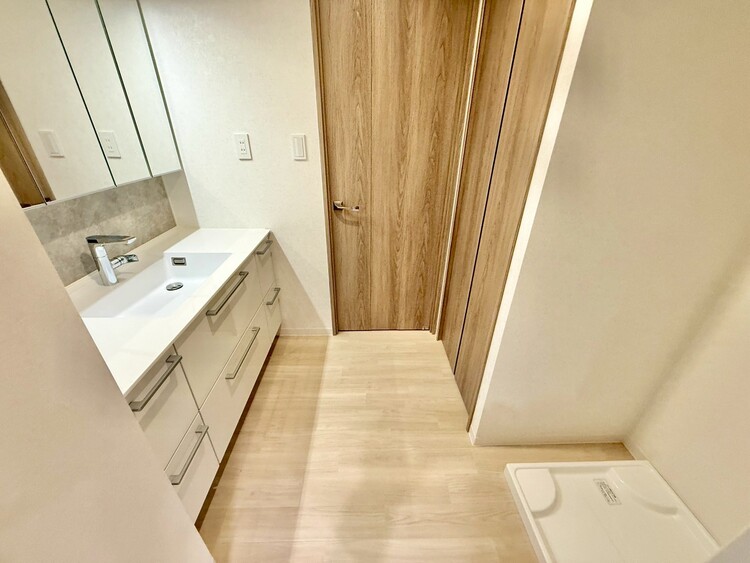 その他 十分な広さの脱衣所。