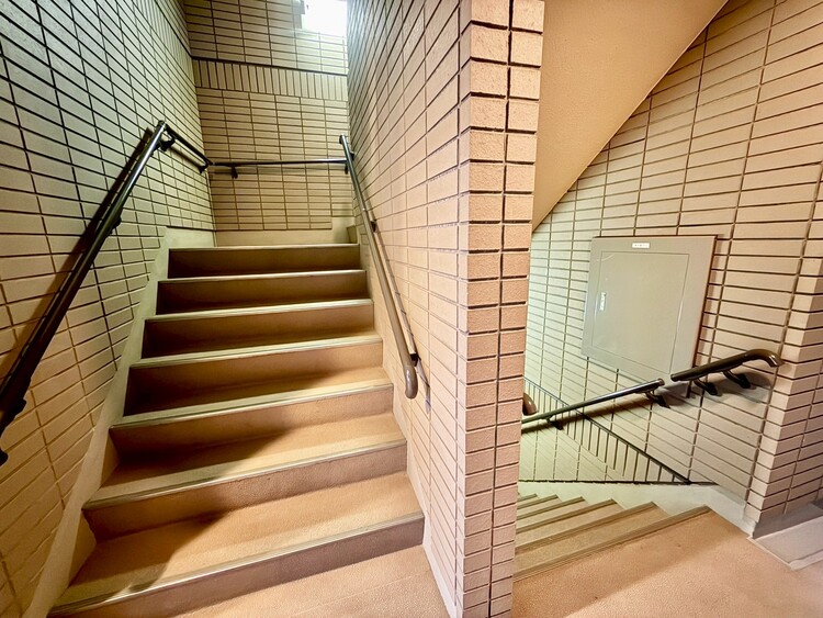 その他 共用部の階段です。明るく清潔に管理されています。