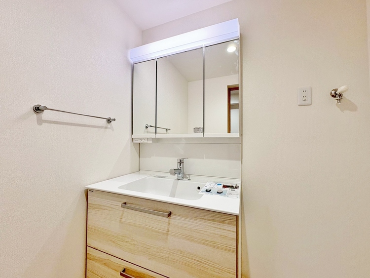 その他 清潔感を感じられる洗面化粧台。