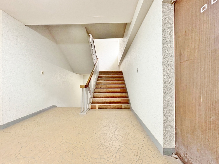 その他 共用部の階段です。明るく清潔に管理されています。