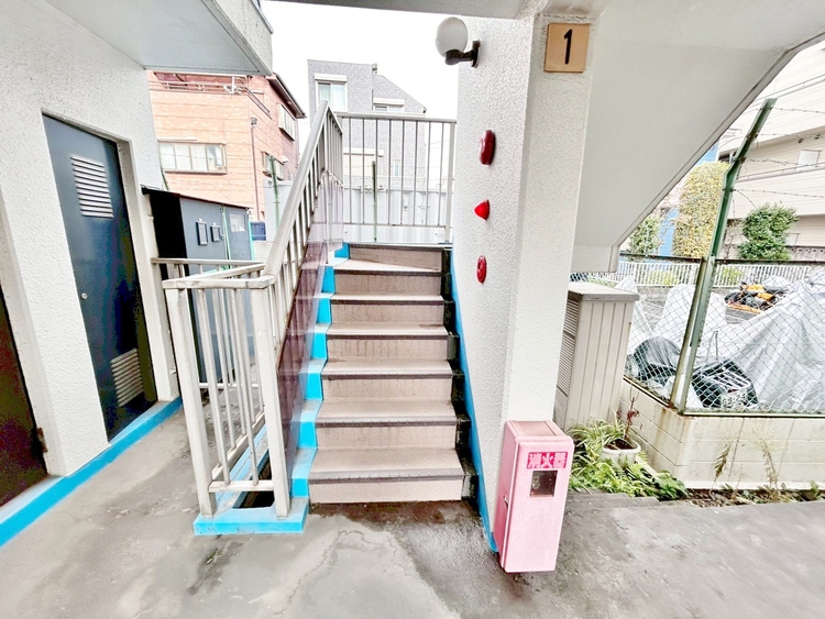 その他 共用部の階段です。明るく清潔に管理されています。