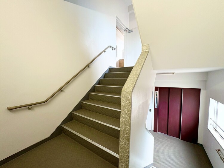 その他 共用部の階段です。明るく清潔に管理されています。