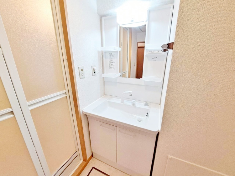 その他 清潔感を感じられる洗面化粧台。