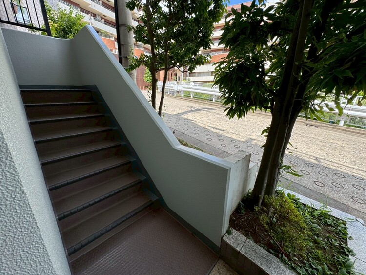 その他 共用部の階段です。明るく清潔に管理されています。