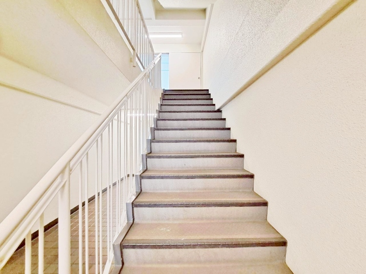 その他 共用部の階段です。明るく清潔に管理されています。