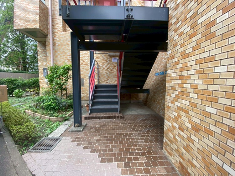 その他 共用部の階段です。明るく清潔に管理されています。