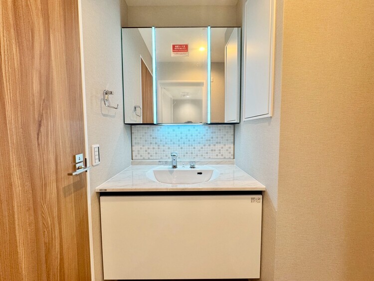 その他 清潔感を感じられる洗面化粧台。