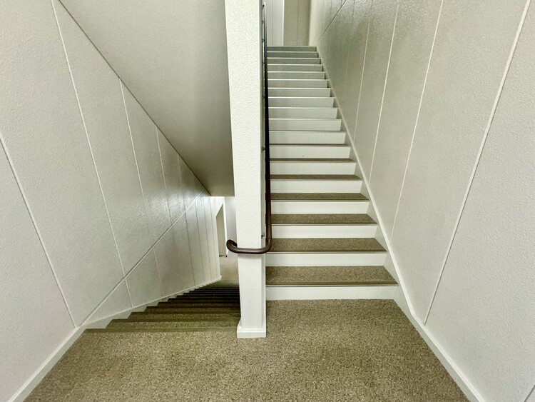 その他 共用部の階段です。明るく清潔に管理されています。