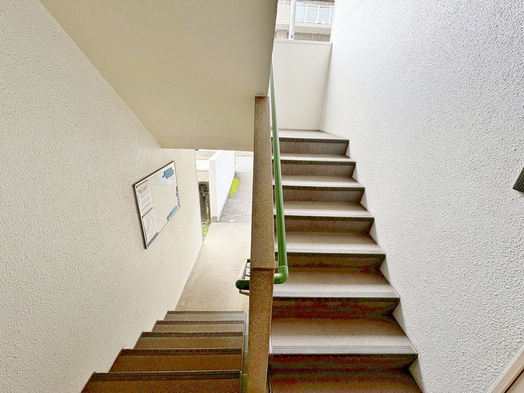 その他 共用部の階段です。明るく清潔に管理されています。