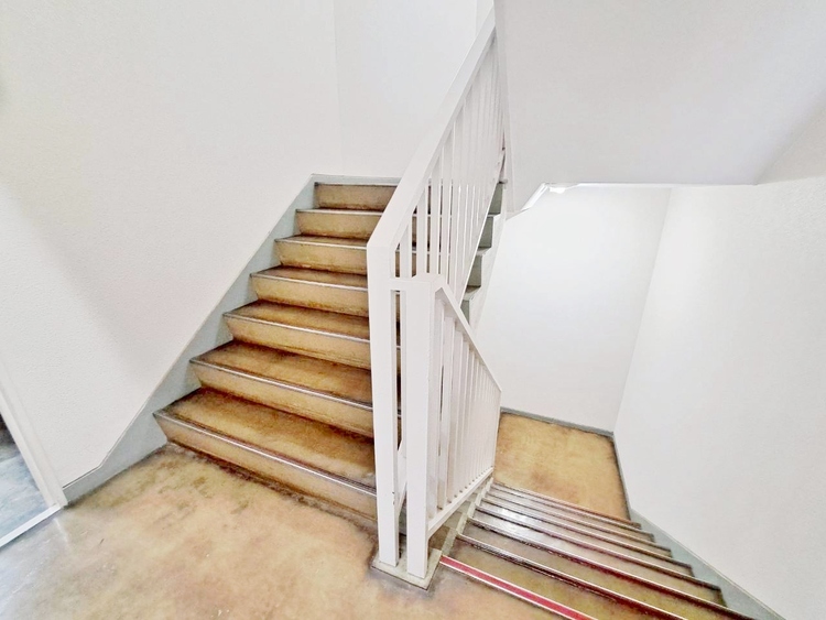 その他 共用部の階段です。明るく清潔に管理されています。