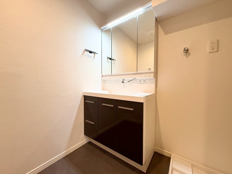 その他 清潔感を感じられる洗面化粧台。