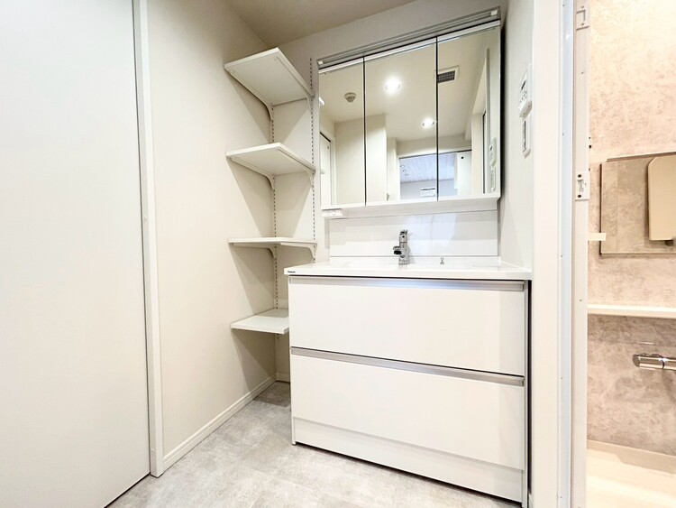その他 清潔感を感じられる洗面化粧台。