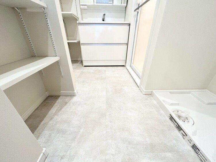 その他 十分な広さの脱衣所。