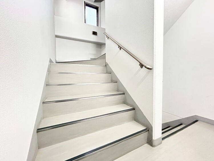 その他 共用部の階段です。明るく清潔に管理されています。