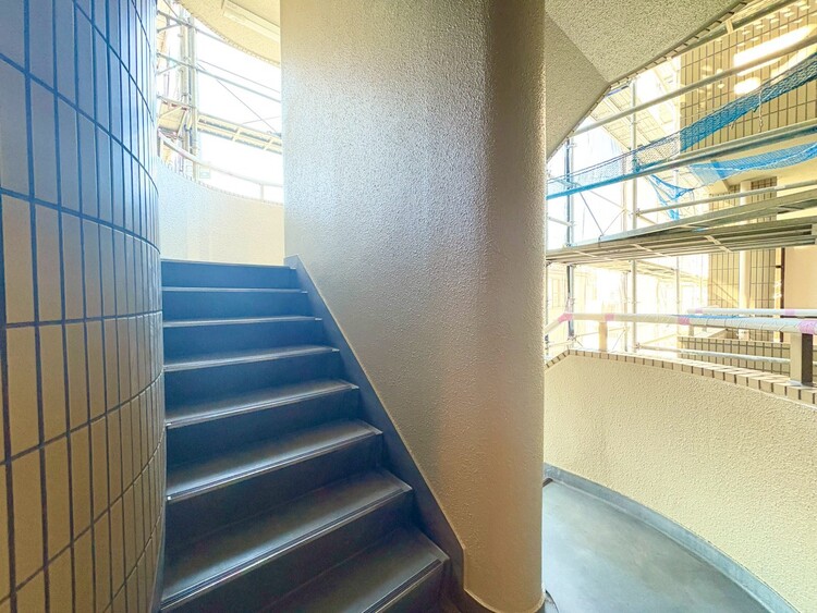 その他 共用部の階段です。明るく清潔に管理されています。