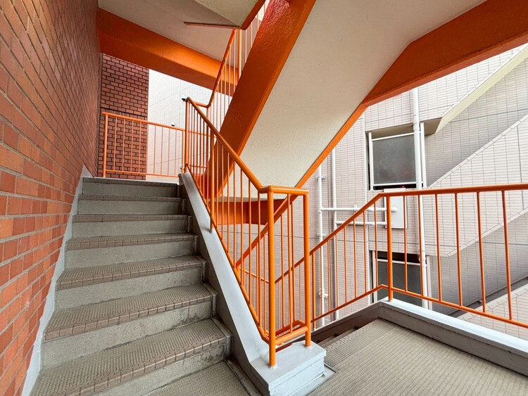 その他 共用部の階段です。明るく清潔に管理されています。