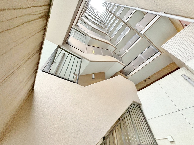 その他 共用部の階段です。明るく清潔に管理されています。