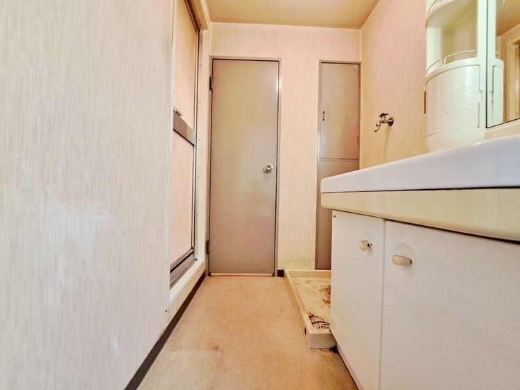 その他 十分な広さの脱衣所。