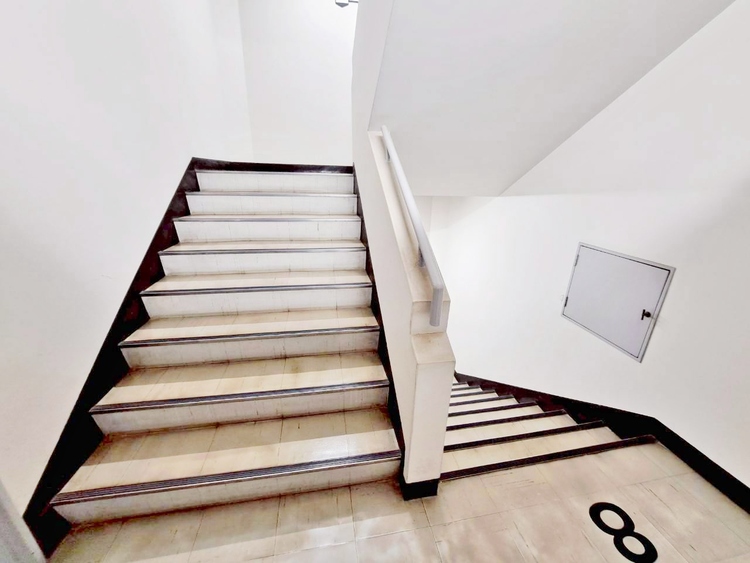 その他 共用部の階段です。明るく清潔に管理されています。