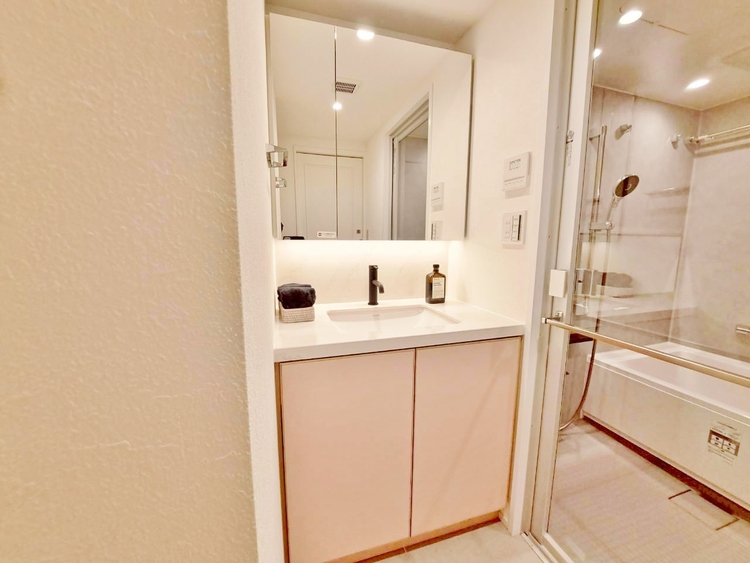 その他 清潔感を感じられる洗面化粧台。