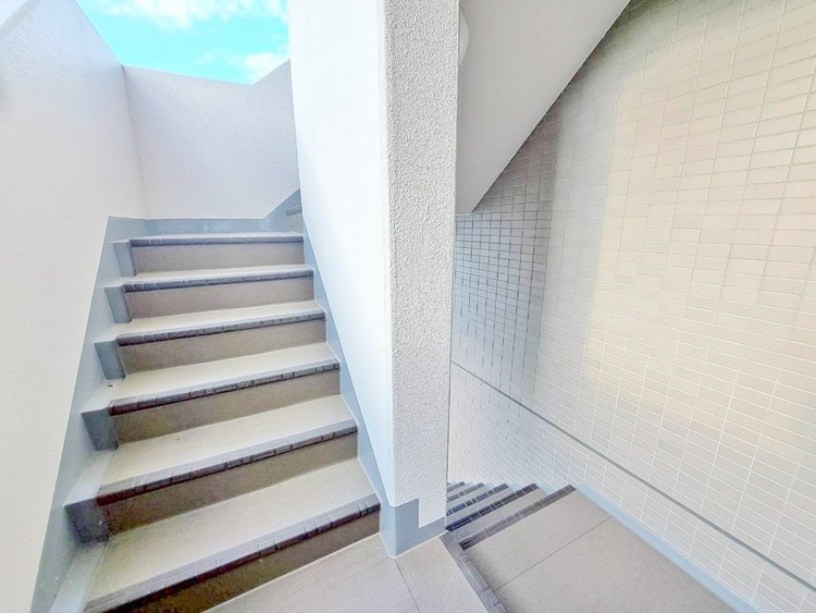 その他 共用部の階段です。明るく清潔に管理されています。