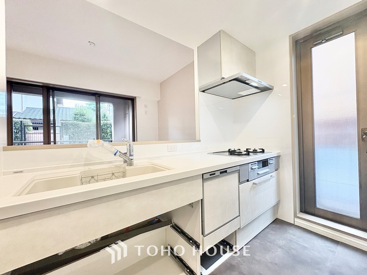 キッチン 【cooking papa is here】料理が苦手な人でも、チャレンジしてみたくなるワイドスパンのキッチン。家族の食卓がここから始まる。