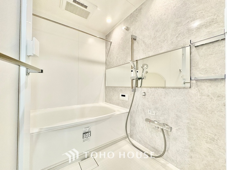 風呂 【Bathroom makes you free】疲れを翌日に残さない。そのための広々としたお風呂。足を伸ばしてさあ浸かろう。