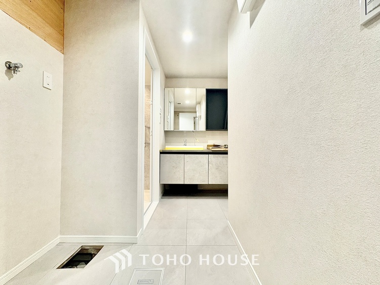 洗面 【Powderroom】広く使い勝手のよい空間と設備で演出。シンプルな使いやすさだけでなくたっぷりの収納力も実現。