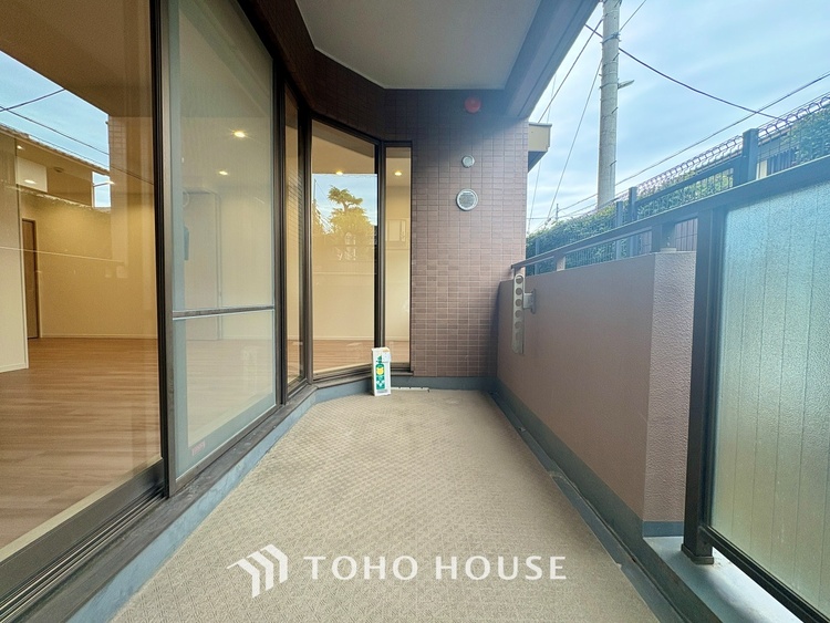 バルコニー 【the view of the sunlight】日差しと景色を取り入れつつ、プライベートな空間を演出するバルコニー