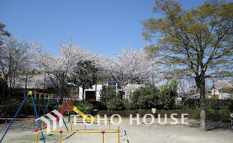 周辺 三輪中央公園　距離1300ｍ