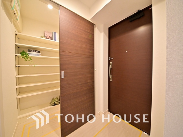 玄関 落ち着いた雰囲気の玄関、家族の帰りを暖かく迎えてくれます