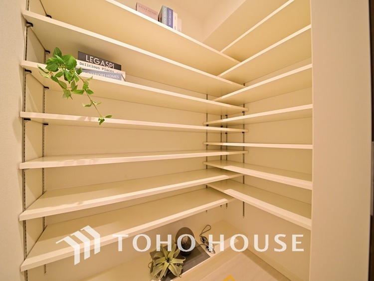 玄関 天井まである玄関収納はご家族分の履物も余裕で収納可能