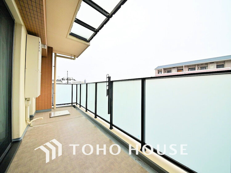 バルコニー 日当たりの良いバルコニーで晴れの日の洗濯物も楽しみになりますね