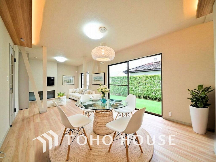 内装 広がりのある住空間、家族が集まるリビング・ダイニング(家具は全てCGです)