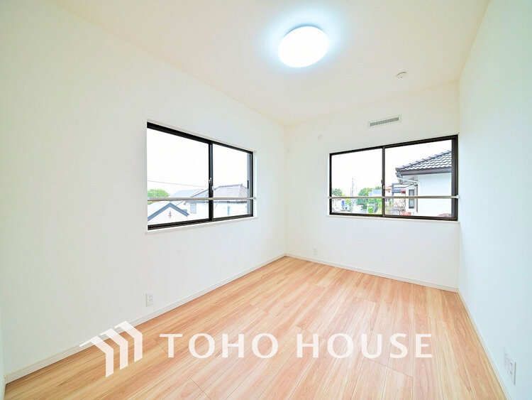 内装 採光もある洋室は、くつろぎのひと時を過ごすのにぴったり