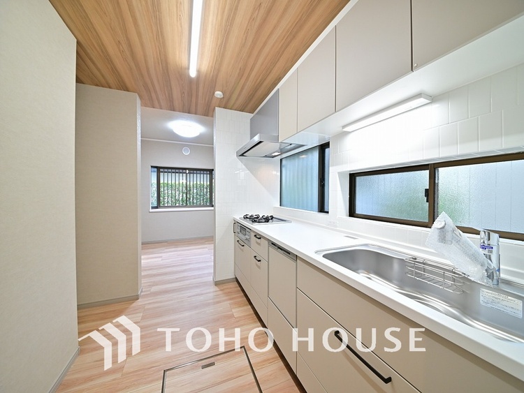 キッチン 落ち着きのあるカラーで統一された清潔感と気品が溢れるキッチン