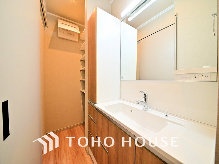 洗面 大きな洗面鏡付き!朝の身支度も楽しくなりますね