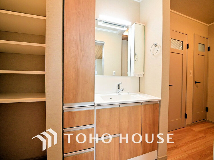 洗面 落ち着きのある色合いでまとめられた洗面室