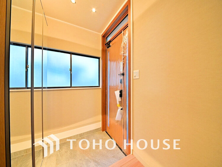 玄関 飾リ過ぎないシンプルな内装と偏り過ぎないデザインの玄関